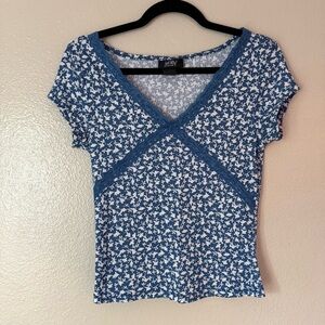 ❇️JUST POLLY Blue and White Floral V-Neck Short Sleeve Top 2 for $22❇️
